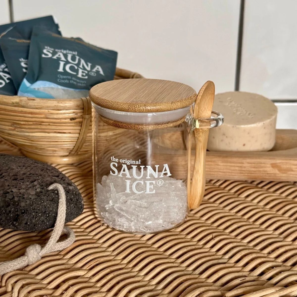 SAUNA ICE – Aufbewahrungsglas für Mentholkristalle mit Holzlöffel